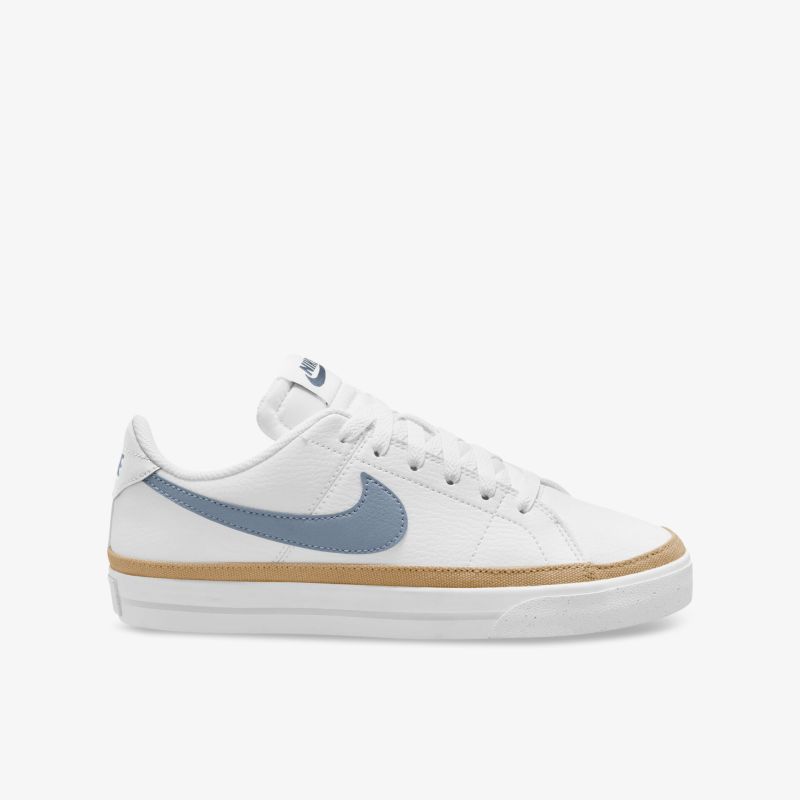 Weißer Sneaker mit blauem Logo und brauner Akzentlinie, perfekt für Alltag und Freizeitaktivitäten.