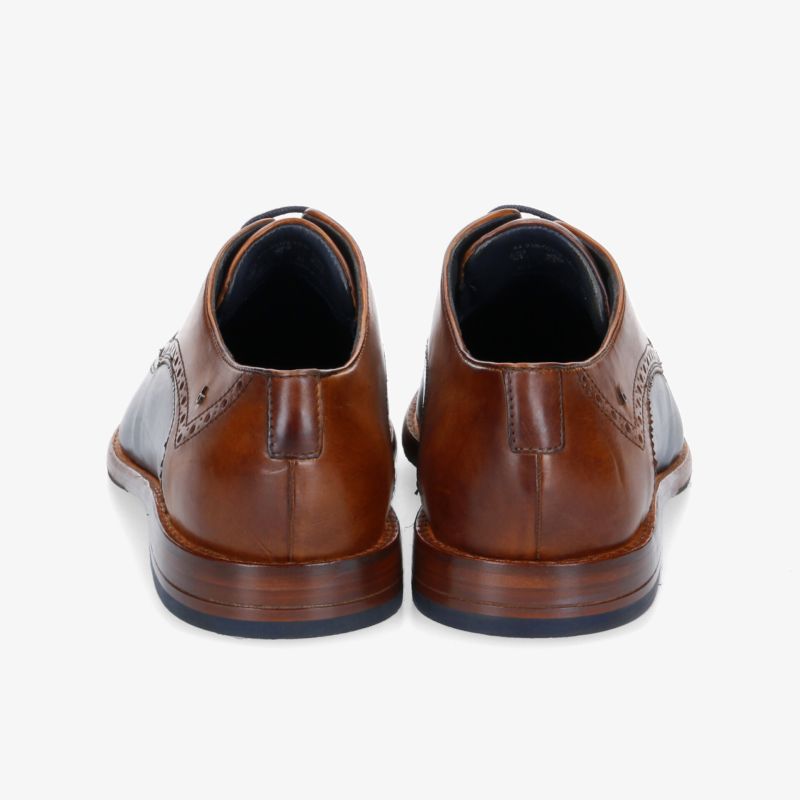 Elegante braune Lederschuhe mit feiner Schnürung und stilvollem Design, perfekt für formelle Anlässe.