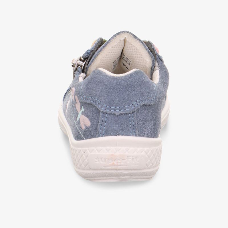 Rückansicht eines blauen Sneakers mit seitlichem Reißverschluss und weicher Polsterung für komfortables Tragen
