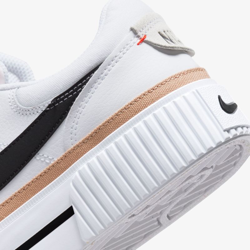 Detailansicht eines stilvollen Sneakers mit moderner Sohle und schwarzem, minimalistischen Design