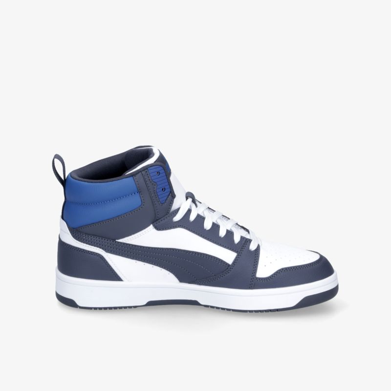 Seitliche Ansicht eines sportlichen, hoch geschnittenen Sneakers mit robustem Design und gepolstertem Knöchelbereich