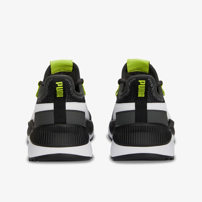 Rückansicht moderner Sneaker mit auffälligen Farbakzenten und schlankem Design, ideal für sportlichen Look.