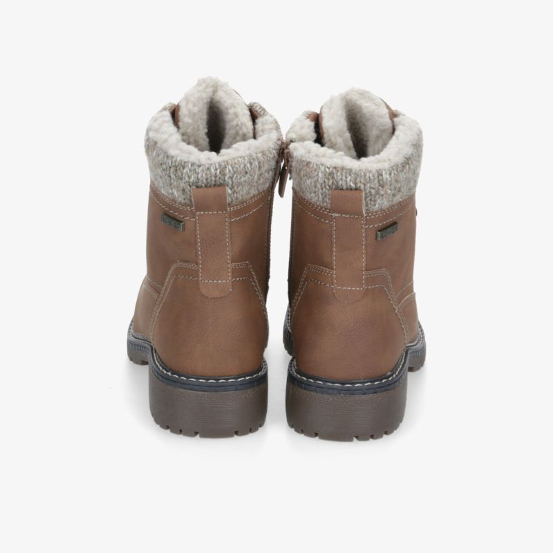 Robuste braune Stiefel mit warmer Fütterung, ideal für kalte Tage und stilvolle Outdoor-Abenteuer.