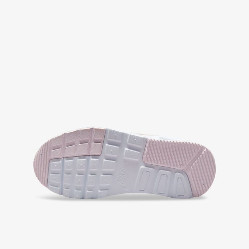 Robuste und rutschfeste Sohle mit strapazierfähigem Design für optimalen Komfort und Flexibilität beim Gehen.