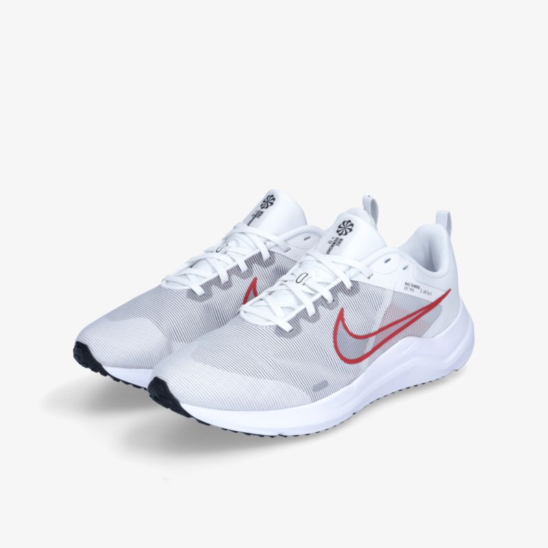 Leichte weiße Sneakers mit rotem Logo, ideal für Sport und Freizeit. Bieten hohen Komfort und trendiges Design.