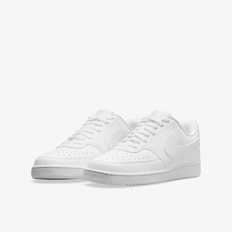 Moderner weißer Sneaker mit klassischem Design und hochwertigem Finish für vielseitigen Stil und Komfort.