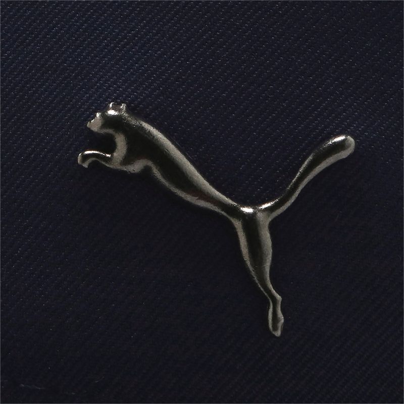 Elegantes metallisches Logo-Emblem auf schwarzem Hintergrund, modern und stilvoll gestaltet.