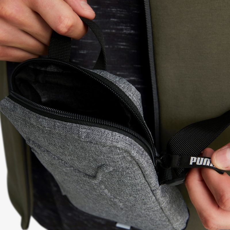 Kompakte Tasche mit Reißverschluss, praktisches Design für stilvolle Aufbewahrung unterwegs.