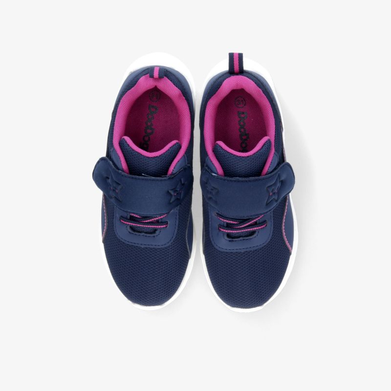Bequeme und robuste Sportschuhe in Blau und Pink mit einfachem Klettverschluss und gepolstertem Innenfutter.