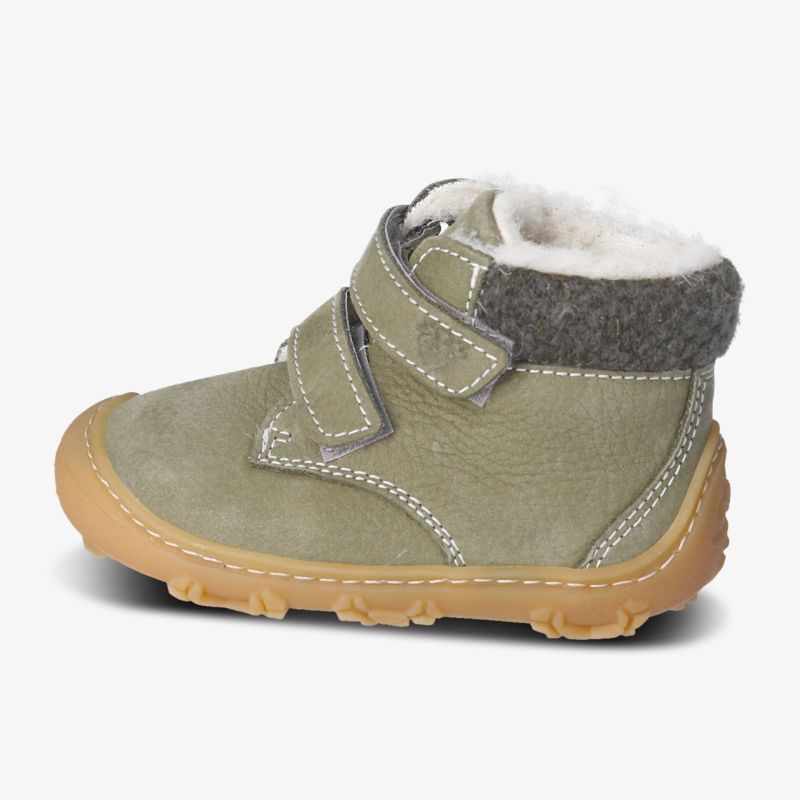Bequemer Stiefel mit Klettverschluss und warmem Innenfutter für kalte Tage, seitliche Ansicht.