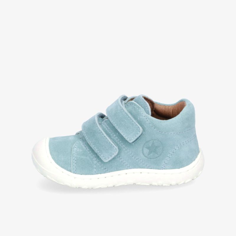 Hellblauer weicher Kinderschuh aus Veloursleder mit flexiblem Klettverschluss und rutschfester Sohle