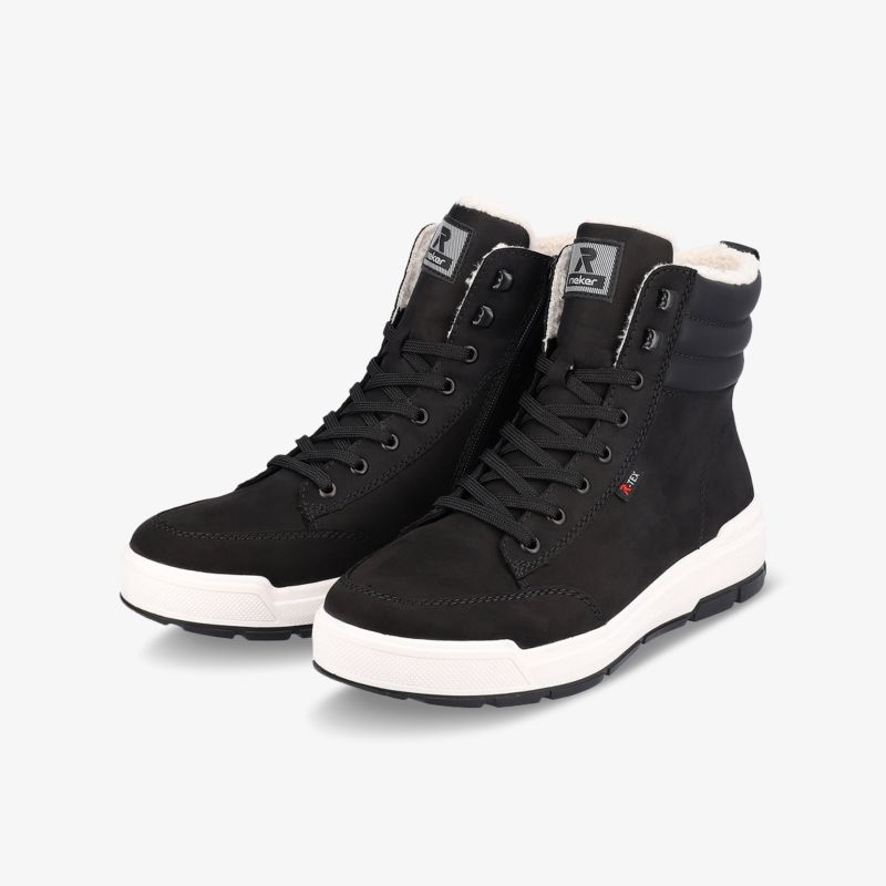 Stylische schwarze Stiefel im Sneaker-Design mit rutschfester Sohle und gepolstertem Schaft für optimalen Komfort.