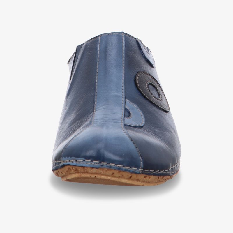 Eleganter blauer Schuh mit stilvollen Akzenten und robuster Sohle für langanhaltenden Tragekomfort.