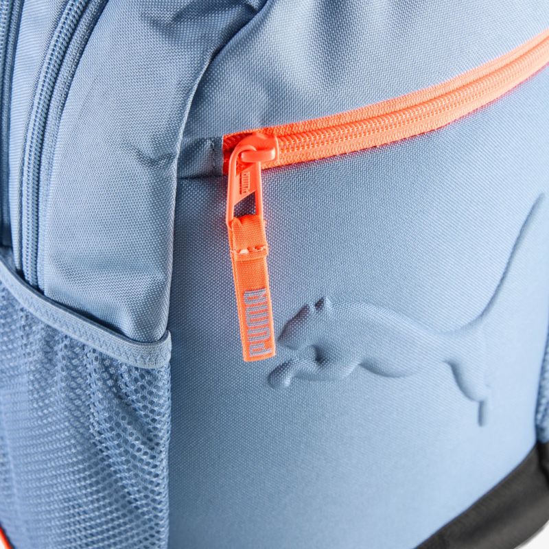 Blauer Puma Rucksack mit orangem Reißverschluss und Logo in klarer rechter Seitenansicht