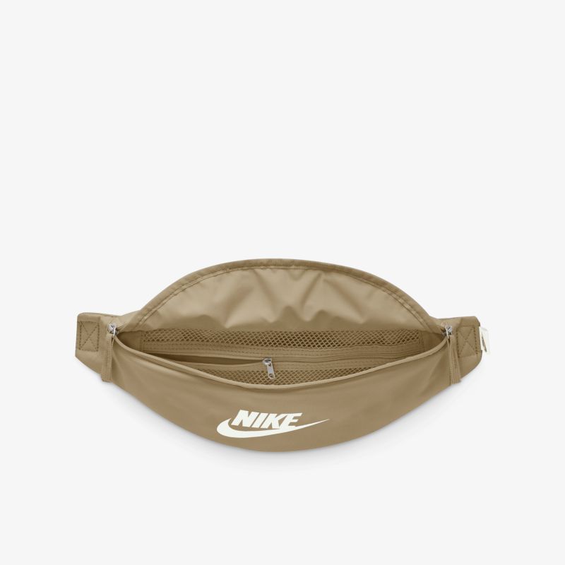 Bequeme und leichte Bauchtasche mit verstellbarem Gurt und praktischem Reißverschlussfach in neutralem Beige