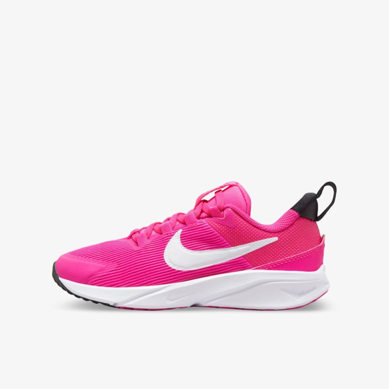 Pinkfarbener Sportschuh mit dynamischem Design, seitlich mit weißem Logo und robuster Sohle