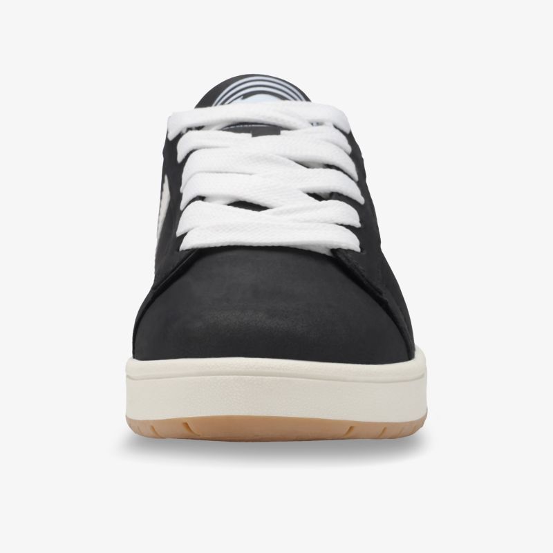 Schwarzer Sneaker mit weißen Schnürsenkeln und robuster, rutschfester Sohle in Frontansicht