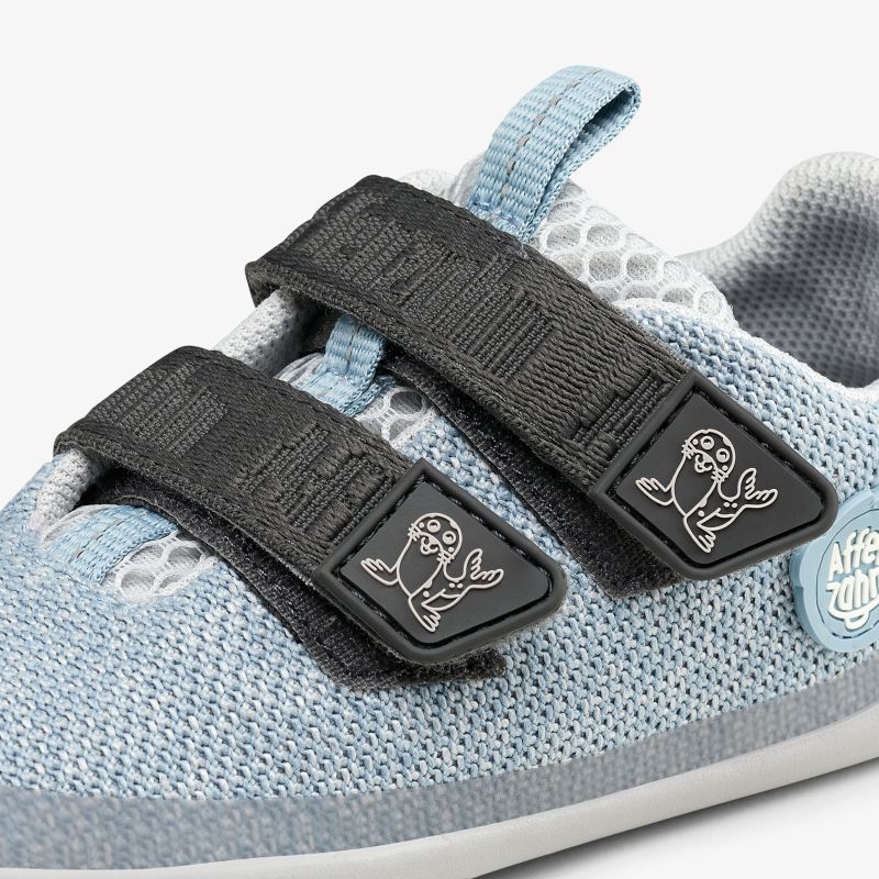 Stylischer blauer Schuh mit Klettverschluss und atmungsaktivem Design für optimalen Komfort.