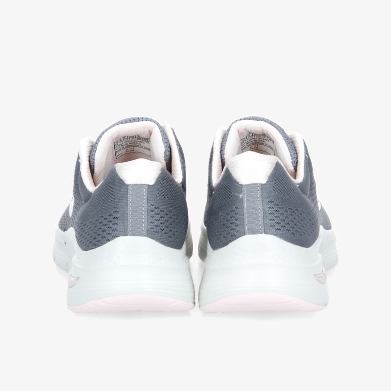 Grau-weiße Turnschuhe von hinten mit gepolsterter Sohle für optimalen Tragekomfort und modernes Design.