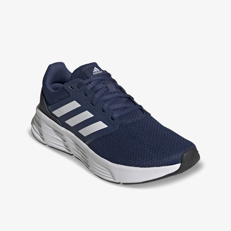 Bequemer Sportschuh mit atmungsaktivem Mesh-Obermaterial und rutschfester Laufsohle für optimalen Halt.