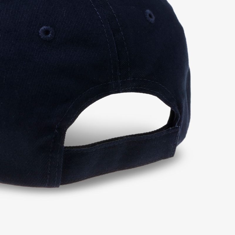 Dunkelblaue Kappe mit verstellbarem Verschluss und sportlichem Design. Perfekt für Freizeit und Sport.