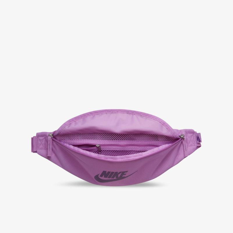 Lila Nike Gürteltasche mit geräumigem Hauptfach und verstellbarem Gurt für flexiblen Einsatz.