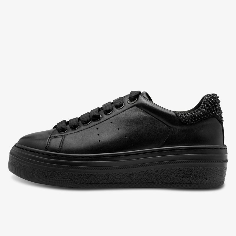 Moderner schwarzer Sneaker mit dicker Plateau-Sohle in klarer seitlicher Ansicht