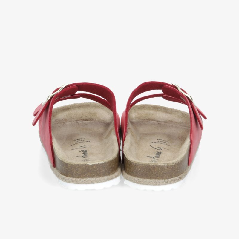 Rückansicht von roten Sandalen mit bequemem Korkfußbett und verstellbaren Riemen für optimalen Halt