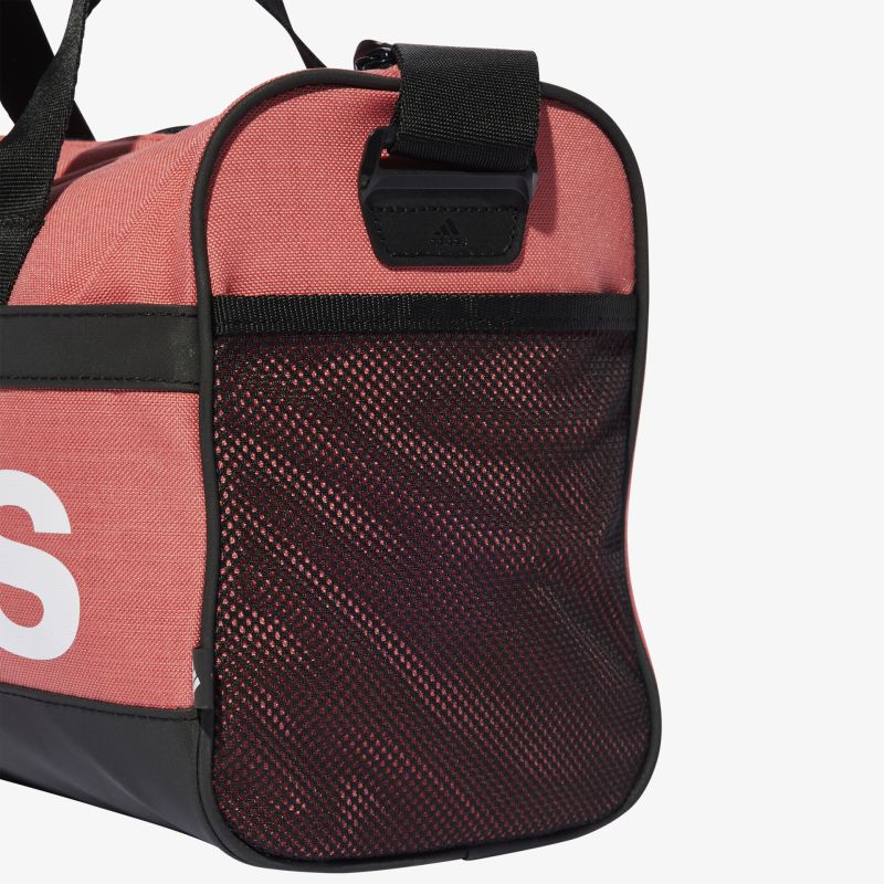 Robuste Sporttasche mit geräumiger Mesh-Seitentasche und modernem Design.