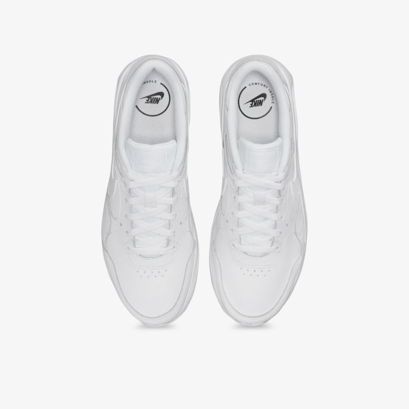 Weiße Sneaker mit klassischen Schnürsenkeln, sportlich und bequem, Leichtdesign für Alltagskomfort.