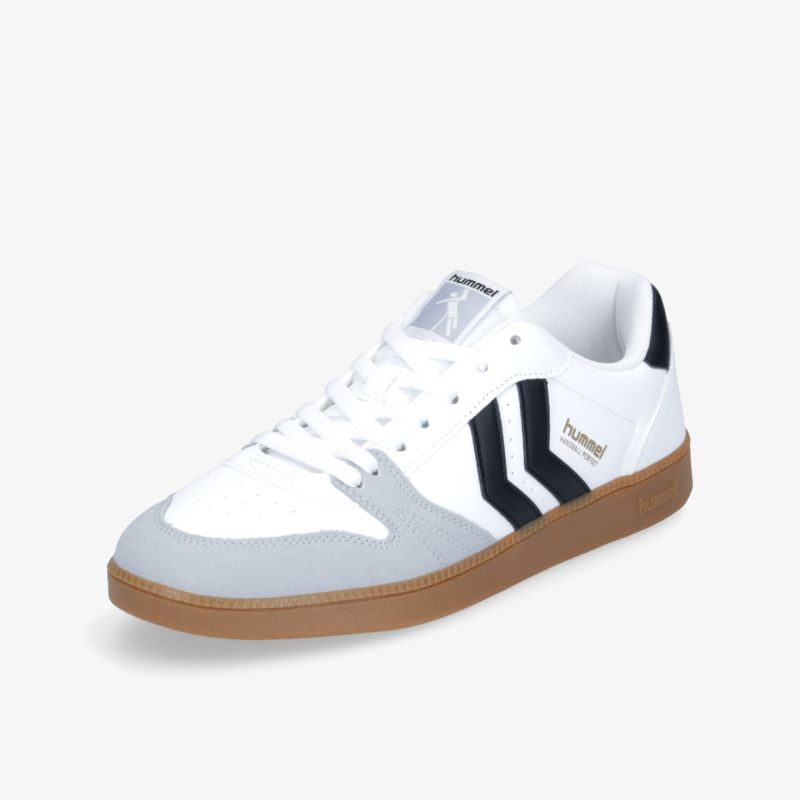 Moderner weißer Sneaker mit grauen Akzenten und brauner Gummisohle in schräger Vorderansicht