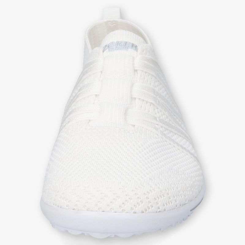 Weißer Sneaker mit atmungsaktivem, leichtem Material und flexibler Passform in klarer Frontansicht
