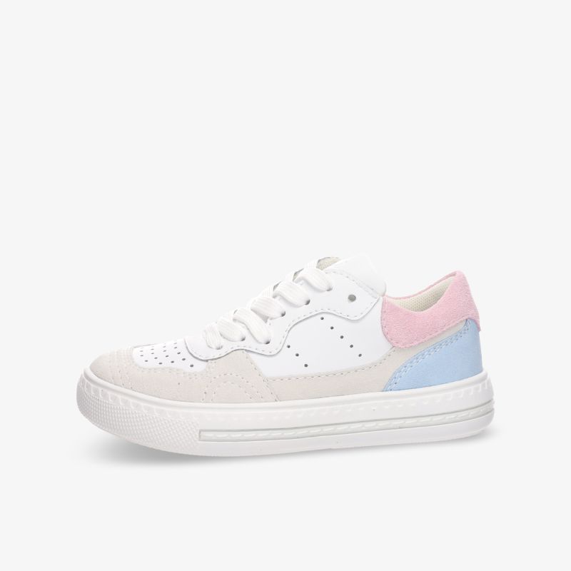 Moderner Sneaker in Weiß mit pinken und blauen Akzenten. Ideal für Alltag und Freizeit.