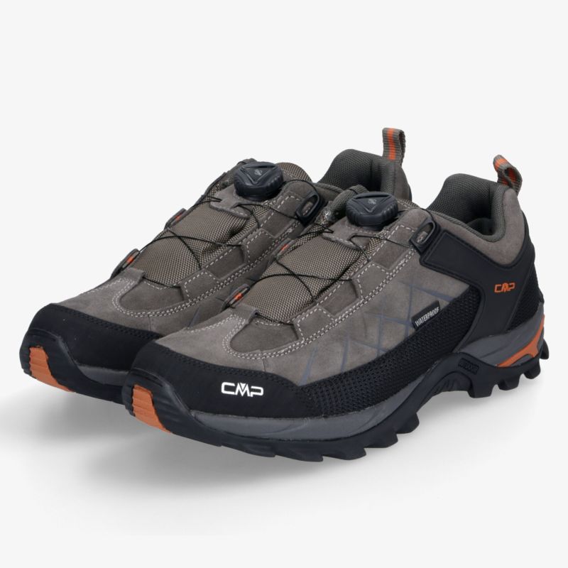 Robuste Wanderschuhe in Braun und Schwarz mit rutschfester Sohle und bequemem Verschlusssystem.