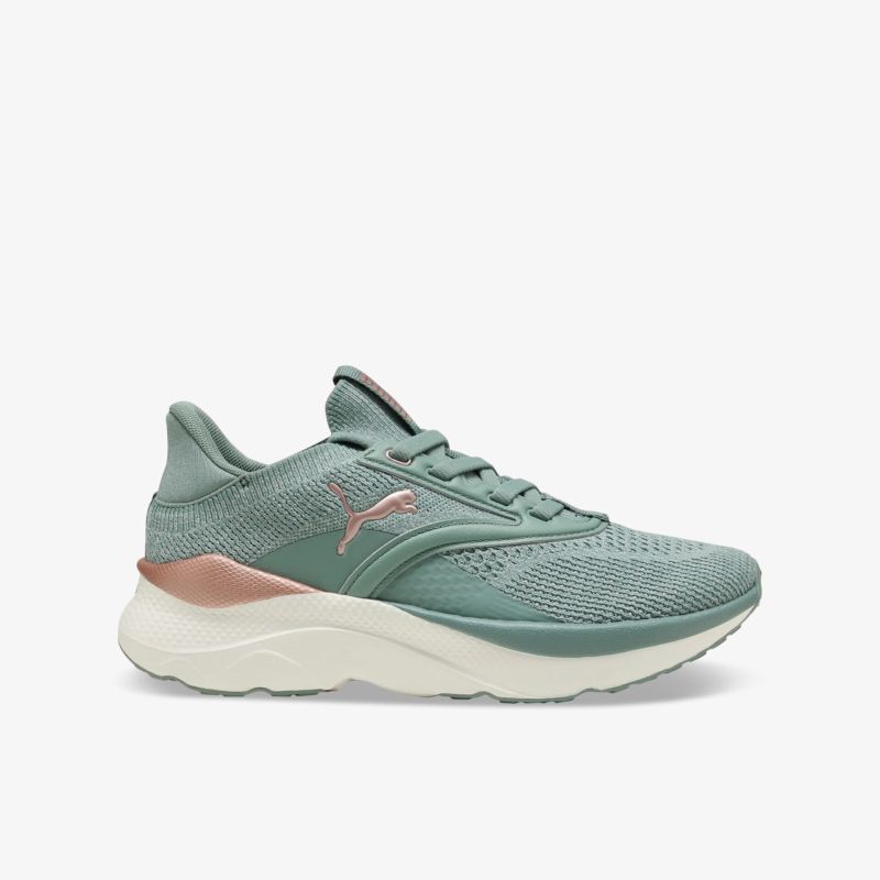 Leichter, atmungsaktiver Sportschuh mit gepolsterter Sohle und stabilem Sitz in modernem Design seitlich fotografiert