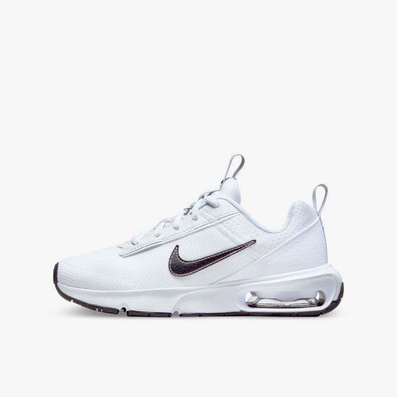 Moderner weißer Sneaker mit Air-Dämpfung und schickem Nike-Logo seitlich für optimalen Tragekomfort.