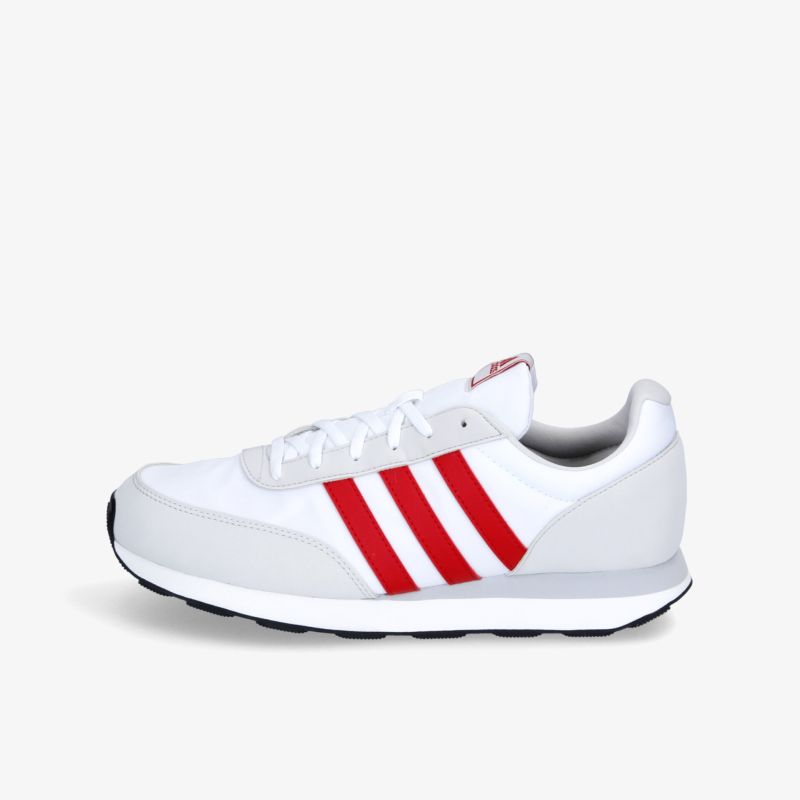 Weißer Sneaker mit roten Streifen, ideal für täglichen Komfort und sportlichen Stil.