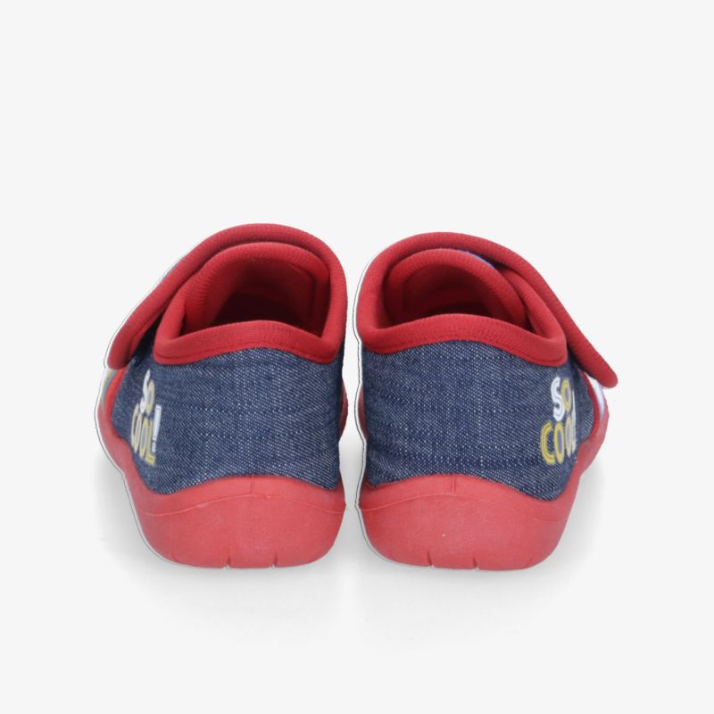 Bequeme Hausschuhe aus robustem Jeansstoff mit rotem Klettverschluss und rutschfester Sohle, Rückansicht