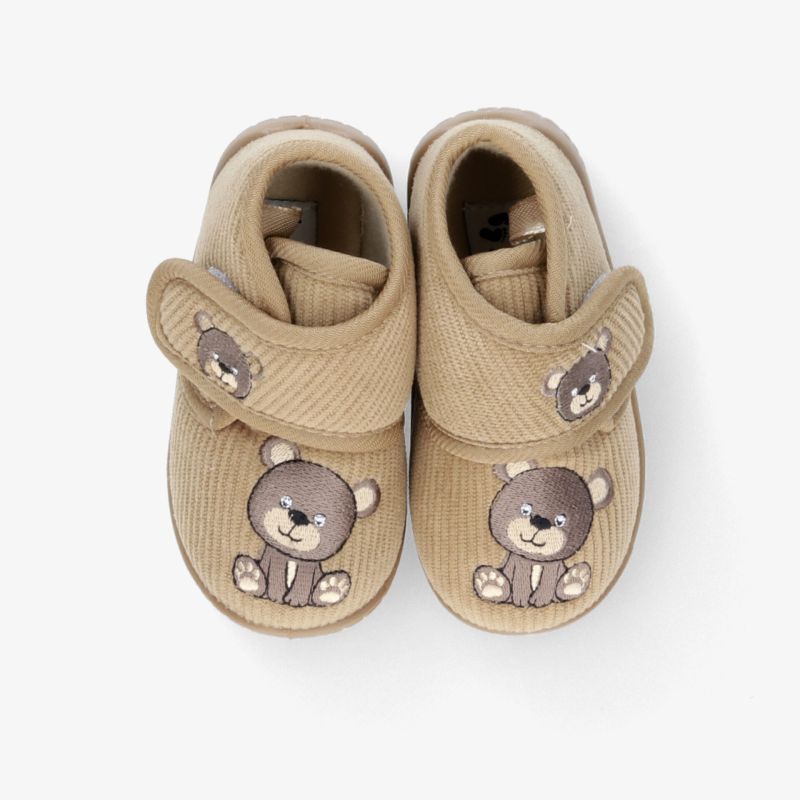 Weiche Babyhausschuhe mit kleinem Bärmotiv, praktischem Klettverschluss und rutschfester Sohle für sicheren Halt