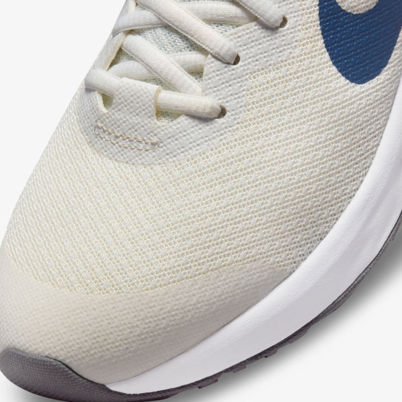 Sportlicher Schuh mit modernem Design und hoher Funktionalität. Perfekt für aktive Tage und intensive Trainingseinheiten.