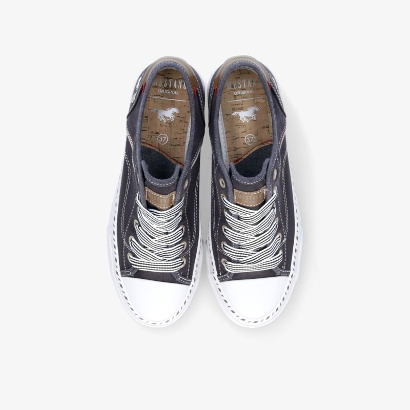 Schwarze Sneaker mit weißem Zehenbereich und Schnürsenkeln, bequem und robust, modernes sportliches Design, Paar Draufsicht