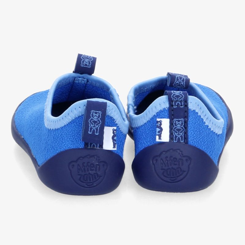 Bequeme, flexible blaue Schuhe mit rutschfesten Sohlen, ideal für sportliche Aktivitäten und Wassersport.