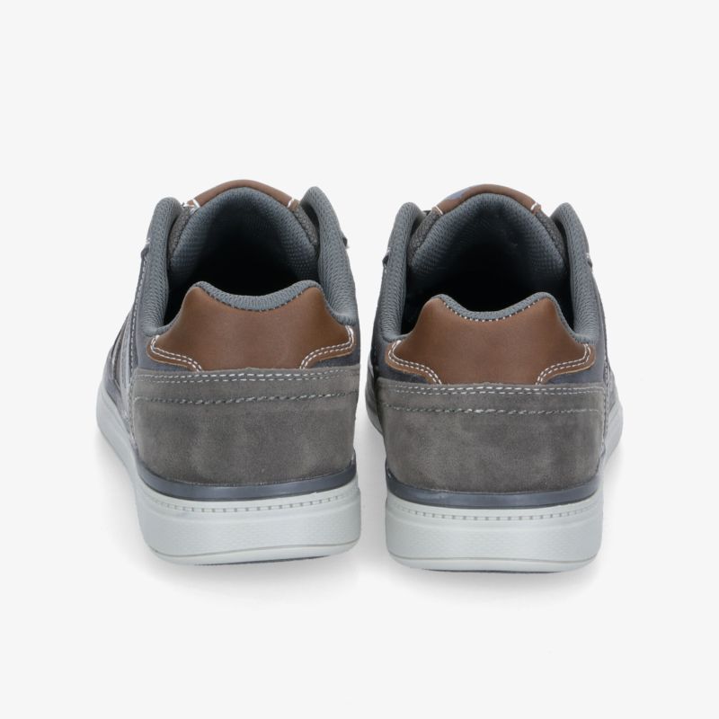 Elegante graue Sneaker mit braunen Lederdetails und rutschfester Sohle für hohen Tragekomfort und Stil.
