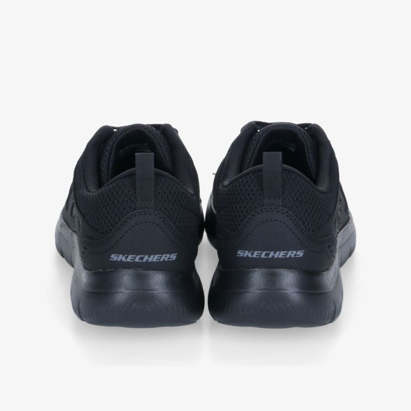 Rückansicht von zwei schwarzen Sportschuhen mit gepolsterter Ferse und flexiblem Design