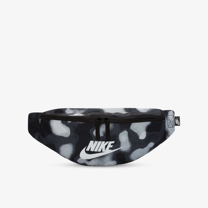 Stilvolle Nike Gürteltasche mit camouflage Muster für vielseitigen Einsatz in Freizeit und Sport.
