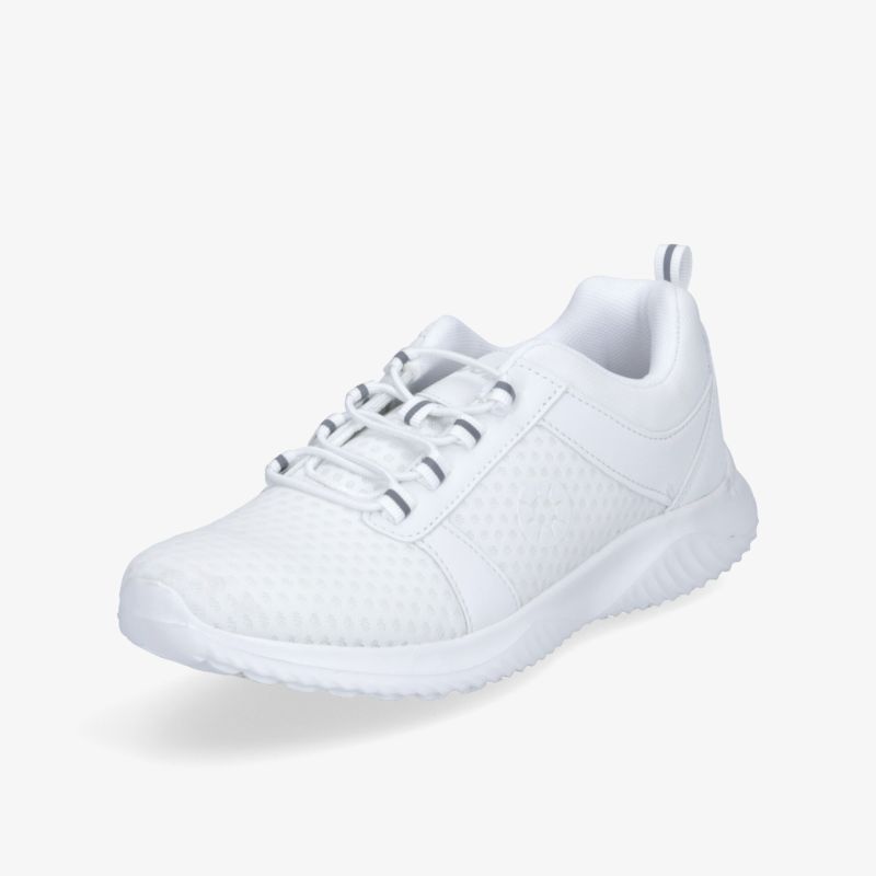 Weißer leichter Sneaker mit atmungsaktivem Material und flexibler rutschfester Sohle in schräger Vorderansicht