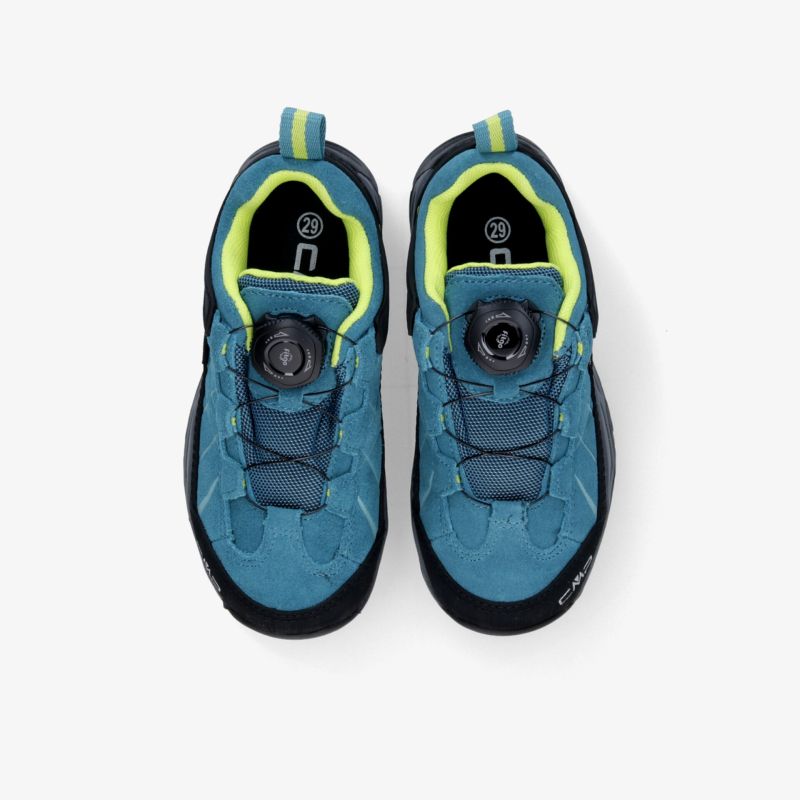 Blaues Paar robuster Wanderschuhe mit innovativem Schnürsystem und gepolstertem Komfort von oben sichtbar