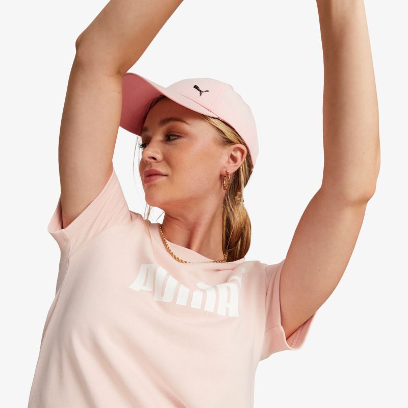 Rosa Shirt und Cap in sportlichem Design für komfortable und stilvolle Freizeitaktivitäten.