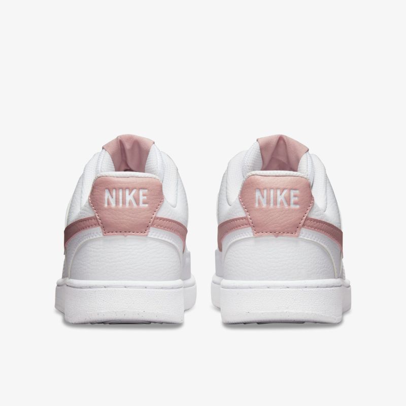 Stylische weiße Sneaker mit rosa Akzenten von Nike, ideal für Komfort und modernes Design