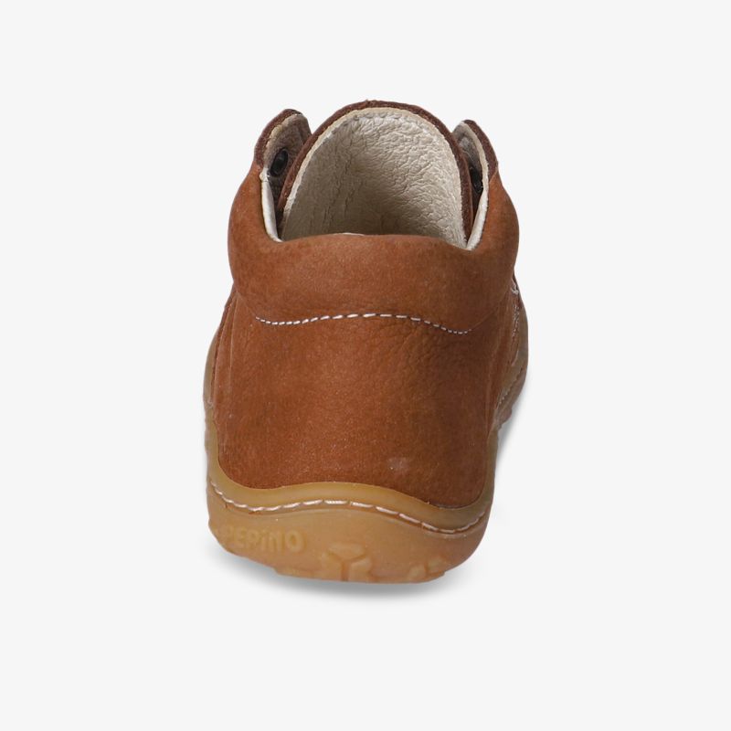 Brauner Lederschuh mit rutschfester Sohle, Rückansicht.